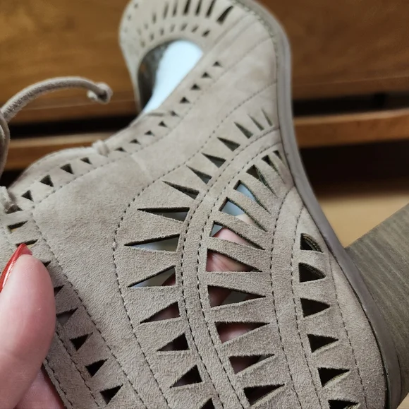 Vince Camuto Suede Leather Tarita Laser Cut Lace Up Ankle Open Toe Heels Sz 13 - Picture 3 of 16